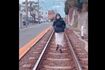ネットで拡散、炎上した江ノ電線路立ち入り動画(一部編集部加工)