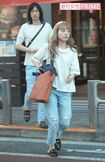 マックからペアルックで出てきた村田充(左)と神田沙也加さん
