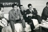 若かりし日の犬塚弘、中央に植木等さん