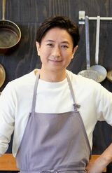 谷原章介●1995年、映画『花より男子』で俳優デビュー、以降、数々のドラマや映画、CM等に出演。近年は『めざまし8』や『うたコン』などでの司会やナレーションでも人気に。『谷原章介の25時ごはん』や2013年から出演中の『みんなのきょうの料理』で披露する料理の腕前も大きな話題となり、2023年4月には初の料理本を発刊と、マルチに活躍している。　写真／横田裕美子（STUDIO BANBAN）