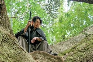 万太郎が出会う天狗を名乗る謎の武者で坂本龍馬（ディーン・フジオカ）