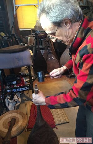 作業中のドリアーノさん。琵琶の本体はクワの木で中をくり抜いて作られる