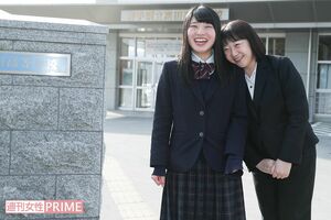 学校の正門前で顧問の田村教諭と。頼りがいのある副部長だった