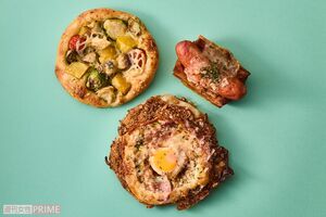 【具だくさん惣菜系パン】トロドッグ（右上）、つぶ貝とエスカルゴのピゼッタ（左上）、広島焼きパン（下）　撮影／廣瀬靖士