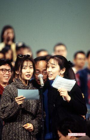 中山美穂と西田ひかるに挟まれ歌う谷村新司（'93年『紅白歌合戦』リハーサル）