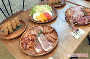 BBQ（コースメニュー、飲食持ち込みコースもあり）が楽しめるダイニング施設も。スポーツで汗をかいた後はビールが最高!　撮影／渡邊智裕