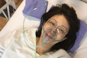 手術後すぐの病室で撮影に応じた恩田千佐子アナ（本人提供）