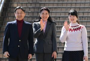 静養でJR長野駅に着いたご一家は地元住民とお話も（3月26日）