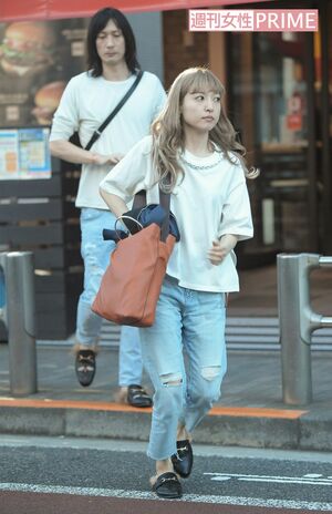 マックからペアルックで出てきた村田充（左）と神田沙也加さん