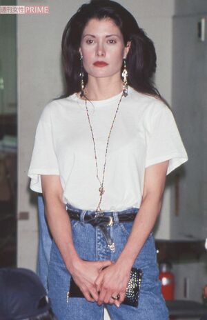 会見場で仁王立ちのカイヤ。27年後、2人に泥沼の離婚訴訟が待っているとは……