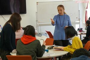 ロシア人の教員からロシア語の細かい発音指導を受ける1年生