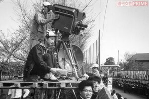 美智子さまのご成婚パレードの取材をする渡邉さん。入社2年目