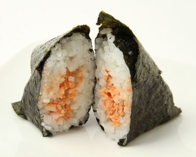『ごはんソムリエ』がコンビニ各社の鮭おにぎりを徹底比較