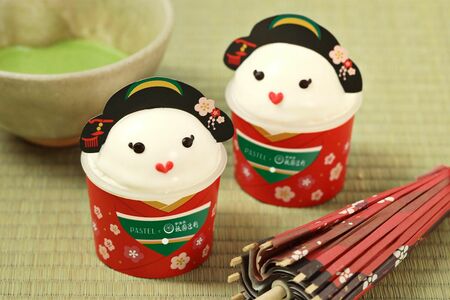 プリンが人気の「パステル」と宇治茶専門店「祇園辻利」が新商品『濃いプリン 舞妓さん』(1個680円)などを共同開発。パステル店頭にて6月30日まで期間限定で販売される※取り扱いのない店舗あり