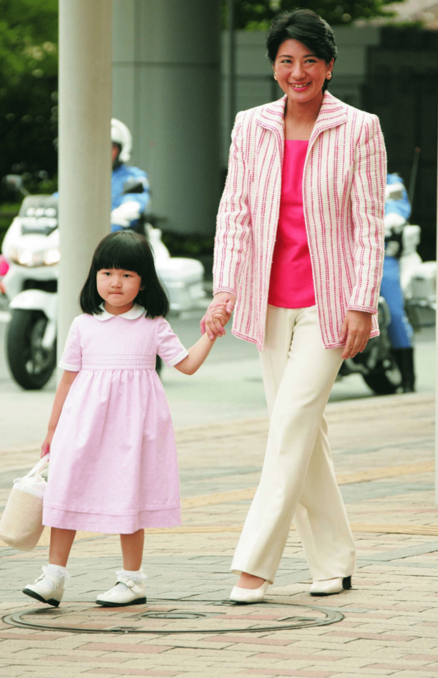 '05年8月。ご一家で長野へ。「“ピンクのリンクコーデ”は珍しいですね。甘いのにスッキリとした印象です。おふたりを巧みにまとめているのは純白シューズ」撮影／JMPA