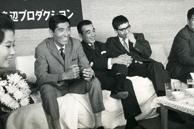 若かりし日の犬塚弘、中央に植木等さん