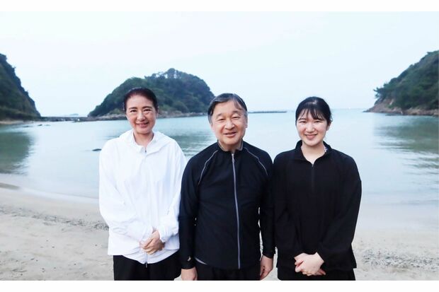 6年ぶりに須崎御用邸に滞在された愛子さま。天皇、皇后両陛下とともに、敷地内のビーチ・三井浜で海水浴を楽しまれた（宮内庁提供）