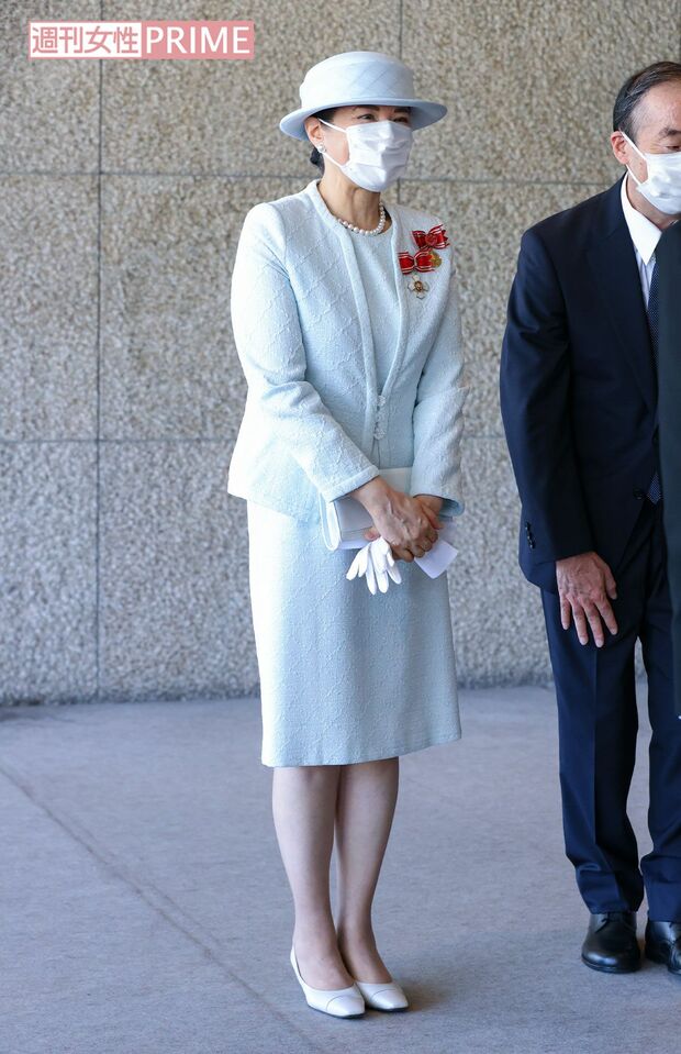 アイスブルーの膨れ織のジャケットはノーカラーですっきり。赤十字の赤いリボンがアクセサリーのよう。「膨れ織の菱形とハットのリボンの柄も菱形とモチーフを合わせてさりげないおしゃれ。ボタンのフラワーモチーフも柔らかさがプラスされています」（日置さん） 第48回フローレンス・ナイチンゲール記章授与式（8月10日）