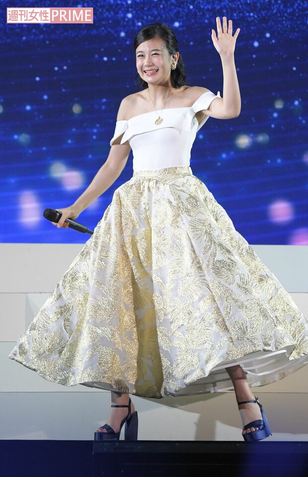  観客が青いサイリウムを振るなか目を潤ませて声援に応えていた