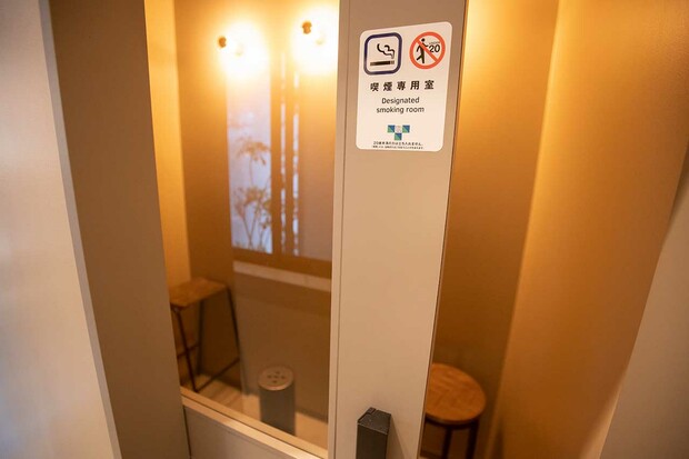 喫煙室は照明と壁色がマッチしており心地よい雰囲気
