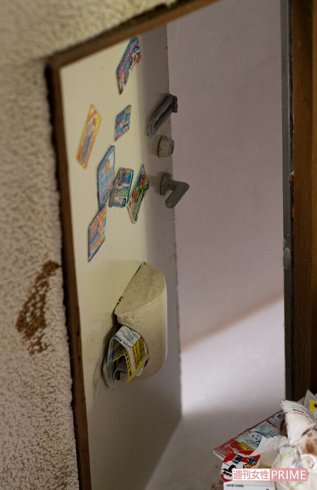 玄関の扉には、水道工事などのマグネット広告が。これらも捨てずにとってあるケースが多いと小島さん