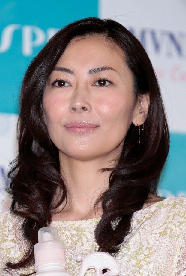 中山美穂、新宿2丁目で目撃 ファンにハグの大サービス