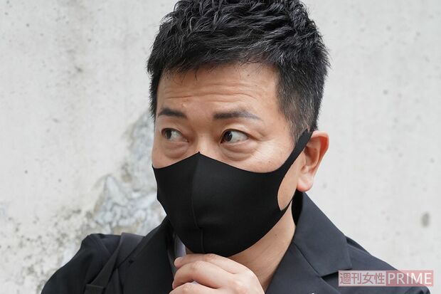 直撃取材を受ける宮迫博之（'20年7月）