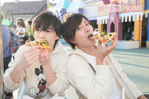 クリスマスツリー形のピザとドリンクのセットはキャプテンフックス・ギャレーにて730円。「テリヤキチキンはピザのテッパンだね」（横田）「マスタード風味のソースが効いてる！」（財木）　撮影／廣瀬靖士　(c)Disney