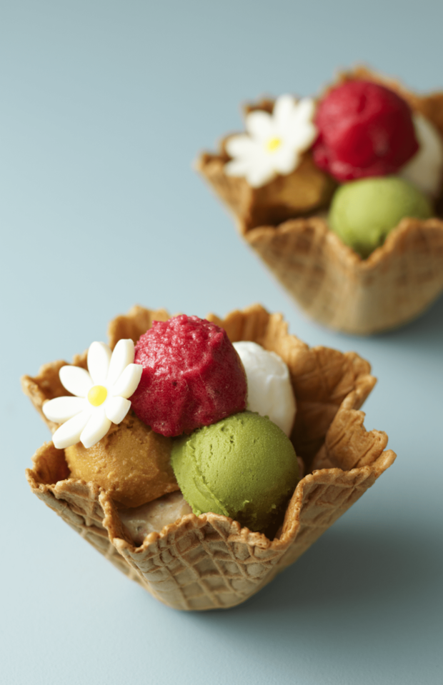 【東京・札幌】GLACIEL（グラッシェル）小樽の名店『ルタオ』系列のアントルメグラッセ（アイスケーキ）専門店で食べ歩きできるのが、上品なお花がついたこの一品。表参道店は残念ながら8月15日で閉店するが、札幌店では今後も注文可能なのでご安心を。お花が可愛い5種類のアイスクリーム＆コーン。『グラスオバルーン』702円DATA東京都港区北青山3−6−26第5SIビル1F　TEL.03-6427-4666　北海道札幌市中央区北5条西2丁目　札幌ステラプレイス　センター2F　TEL.011-209-5280
