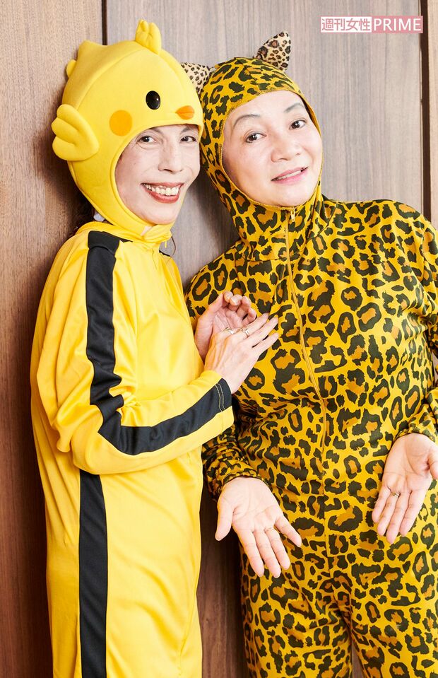 岩井さんはテレビでおなじみのヒョウのコスプレを。対する林葉さんは鳥のコスプレを。おふたりともノリノリ!　撮影／山田智絵