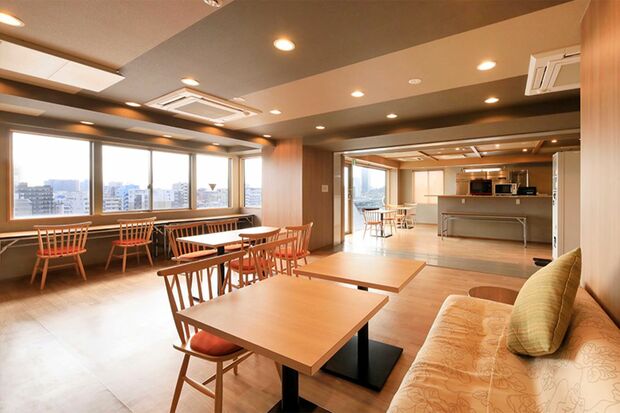 展望ラウンジからは墨田川やスカイツリーを一望できるという（細谷健一容疑者の運営するホテルの公式ホームページより）