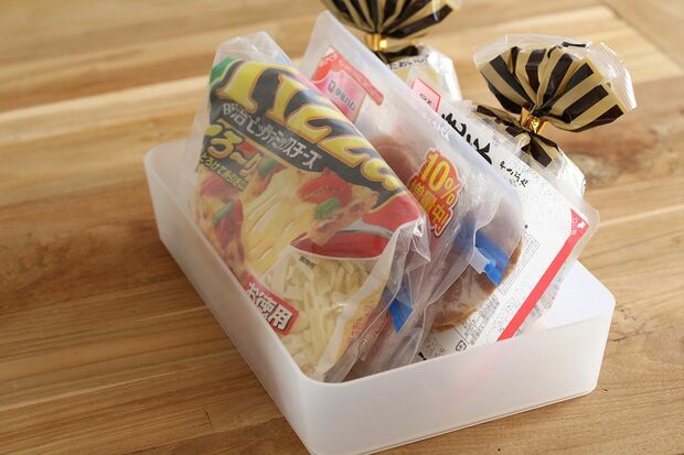 【J】仕切りは浅いカゴが◎　フタのあるチルド室は細かく仕切ると使いづらくなるので、食材をまとめるカゴは見やすい浅めのものがGOOD。