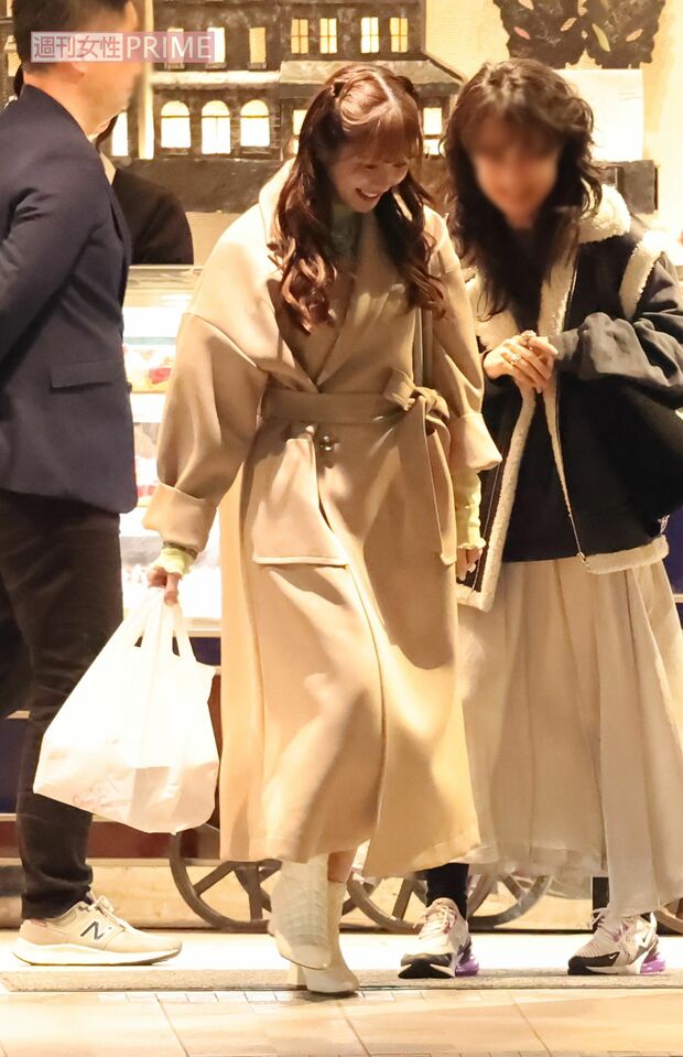 2024年1月下旬、銀座『コージーコーナー』から店外に出てくる『ももいろクローバーZ』佐々木彩夏。大きな箱の入った袋を手に持っている