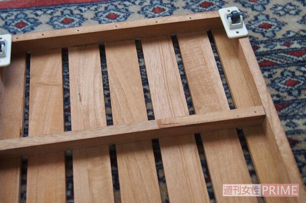 「ウッドデッキを紙やすりで少し擦り、ニスを塗りました。デッキの裏の四隅に付属の粘着テープでキャスターを付けたので、重い鉢植えをラクに動かせるので便利です」