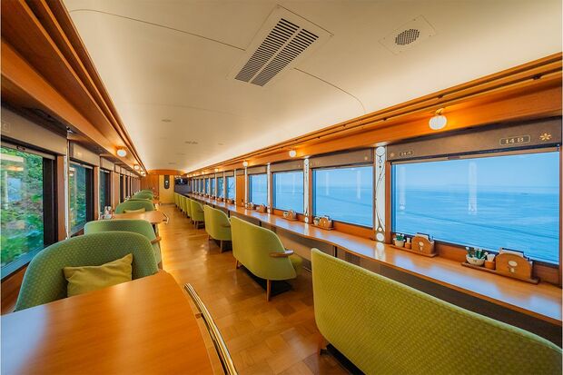 2号車「黄金の章」は、海向きのシートを備えた開放感のあるモダン空間