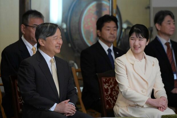 10月26日、秋季雅楽演奏会に臨まれる陛下と愛子さま　