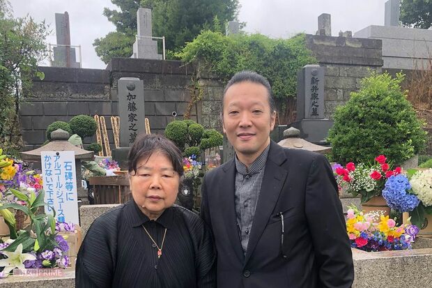 法要の施主で、ひばりさんの長男・加藤和也氏と関口範子さん