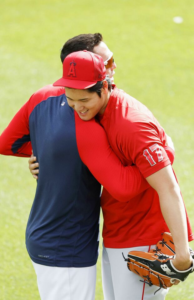 侍ジャパンでは“たっちゃん”の愛称と大谷翔平が提案したペッパーミルパフォーマンスで一躍人気者になったヌートバーとの久しぶりの再会に満面の笑みで楽しそう　写真/共同通信社