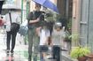 長男と手を繋ぎ、笑顔を浮かべる小雪