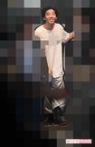 都内の老舗バーの20周年記念パーティーで、バンド演奏を披露した柄本時生（2019年8月）