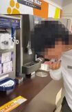 Twitterで拡散されているソフトクリーム直飲み動画(Twitterより)