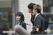 ドラマ『ファーストペンギン!』のロケに参加する、奈緒、鈴木伸之、上村侑。奈緒は、撮影後スタッフと記念撮影をして次の現場へ