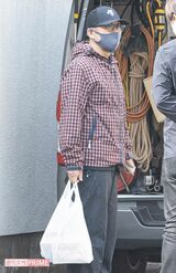 記者の直撃を受ける「CHAGE and ASKA」のチャゲ（2022年3月17日）