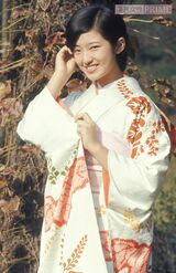 所属事務所ホリプロの晴れ着撮影会で振り袖姿を披露した（ '77年撮影）