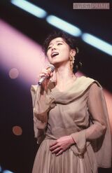 '89年07月、メガロポリス音楽祭で熱唱する明菜