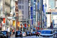 東京銀座の“地べた族”に嫌悪感も「ベンチとゴミ箱置け」の指摘続出、中央区が明かした設置の“高い壁”と…