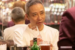 ホストに教わったお酒の作り方を実践するいしだ壱成