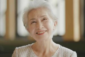 インタビューに登場した役所広司の妻・橋本さえ子さん(映画配給会社ビターズ・エンドの公式Youtubeチャンネルより)