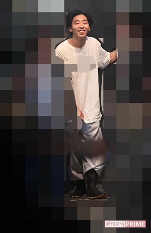 都内の老舗バーの20周年記念パーティーで、バンド演奏を披露した柄本時生(2019年8月)