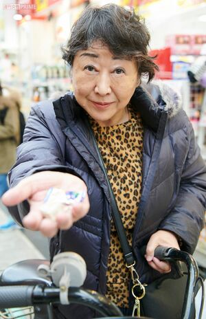 インタビュー中でもかまわずアメちゃんを差し出すのが大阪のオバチャン